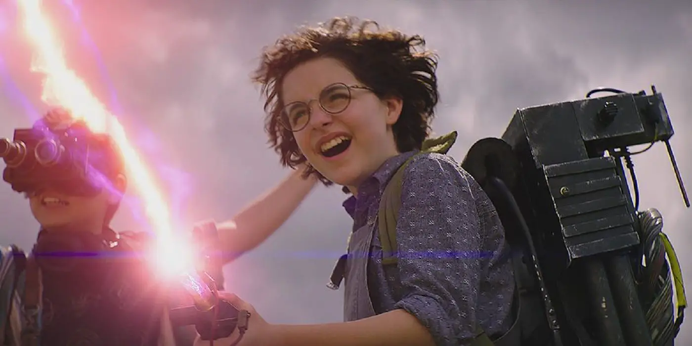 McKenna Grace como Phoebe Spengler disparando su varita de neutrona en Ghostbusters: Afterlife
