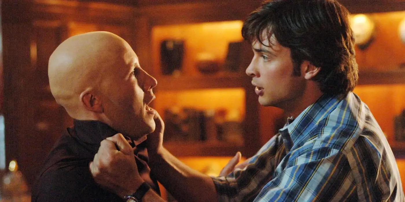 Tom Welling como Clark Kent agarrando a Lex Luthor de Michael Rosenabum por el cuello en Smallville