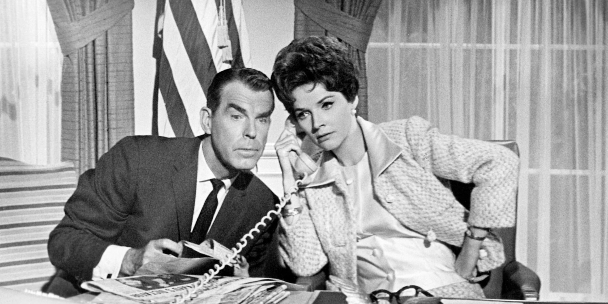 Fred MacMurray y Polly Bergen al teléfono