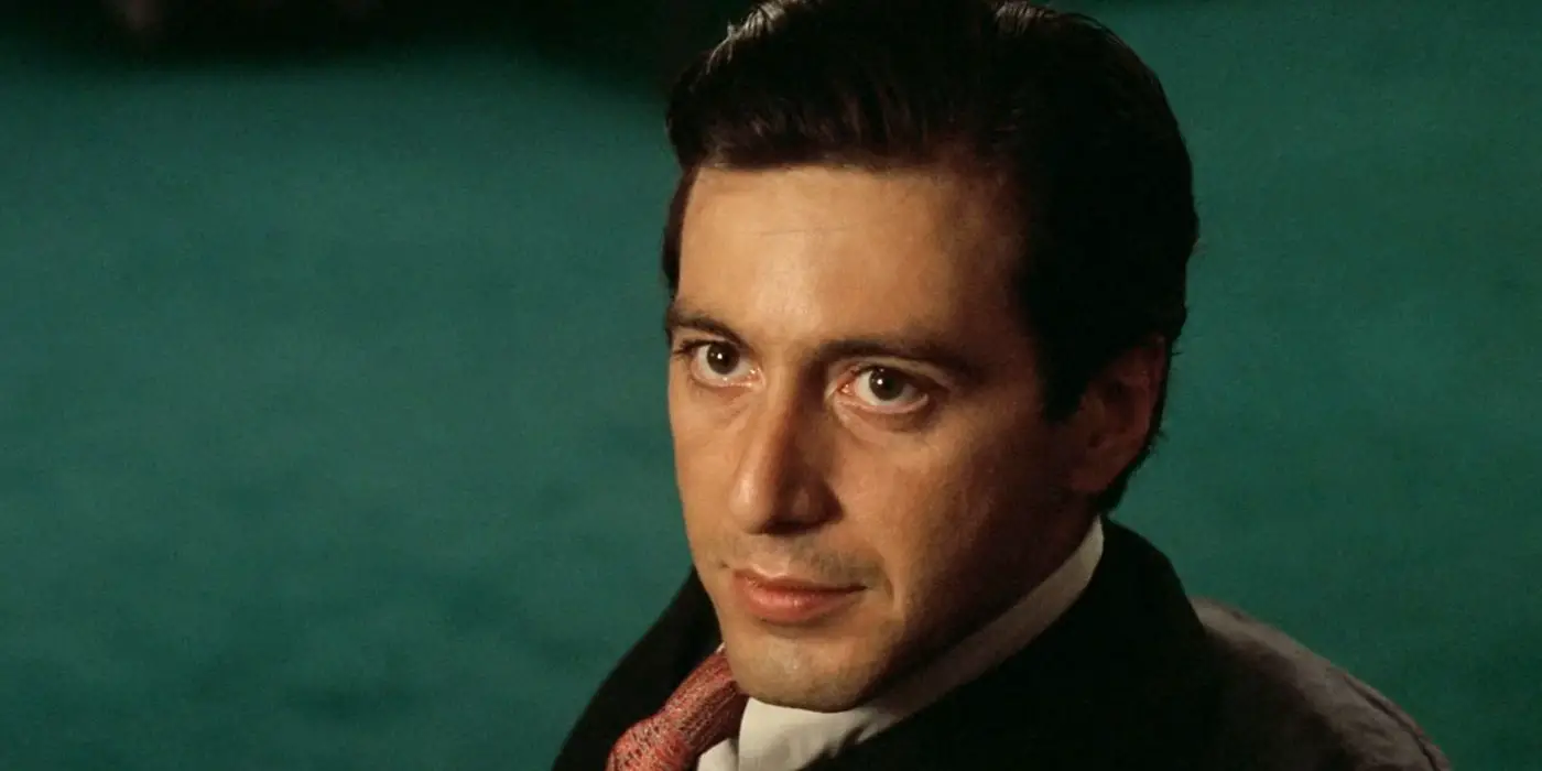 Al Pacino como Michael Corleone sentado en una silla, mirando hacia arriba en El Padrino II