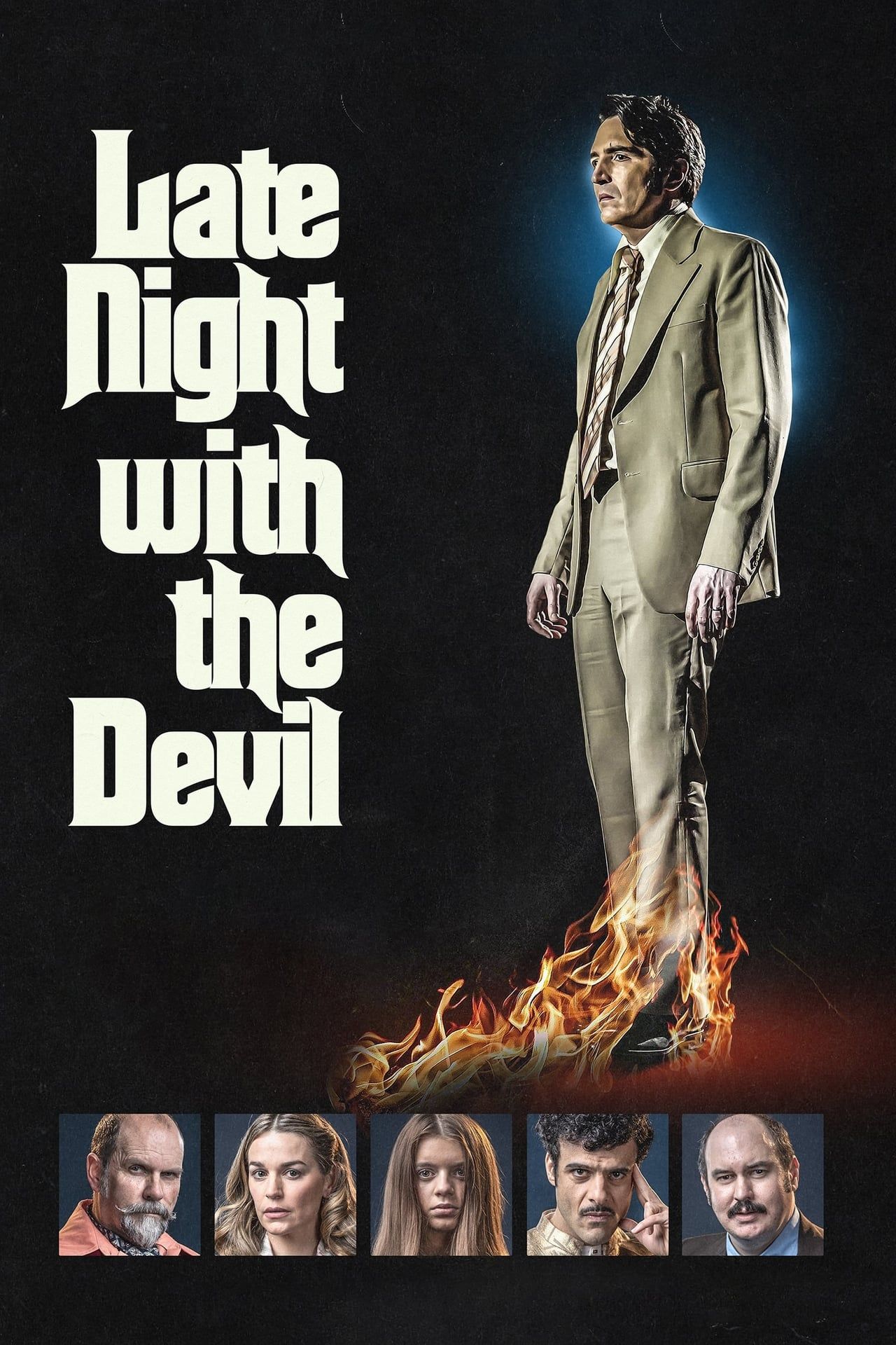 Póster de la película Late Night with the Devil con David Dastmalchian como Jack Delroy Standing in Fire