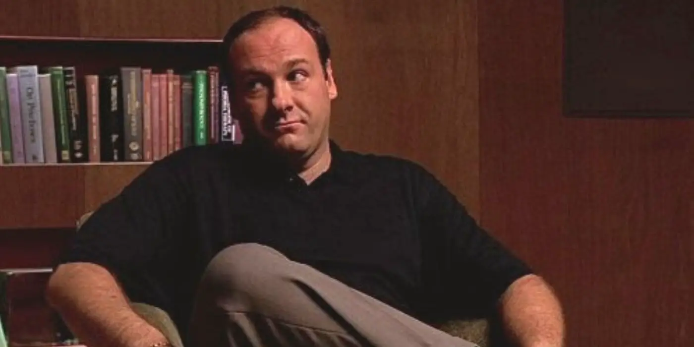 James Gandolfini sentado en la oficina del Dr. Melfi en Los Soprano