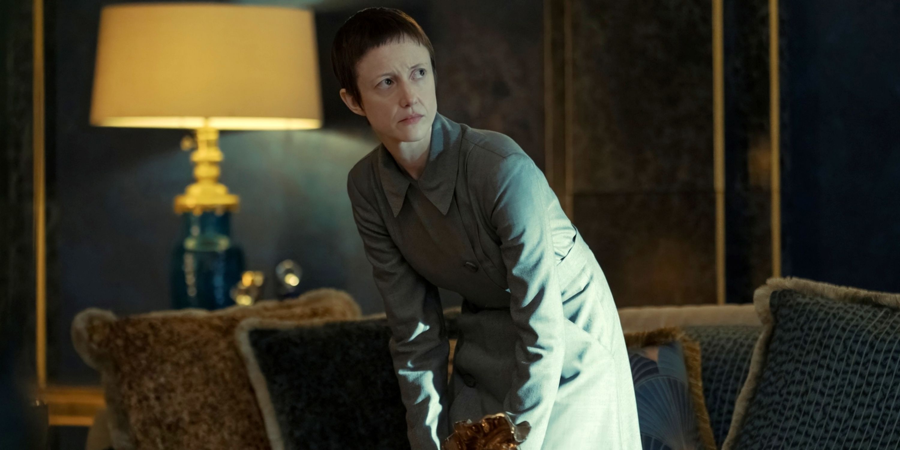 Andrea Riseborough como Agnes inclinándose en el episodio 5 de The Regime