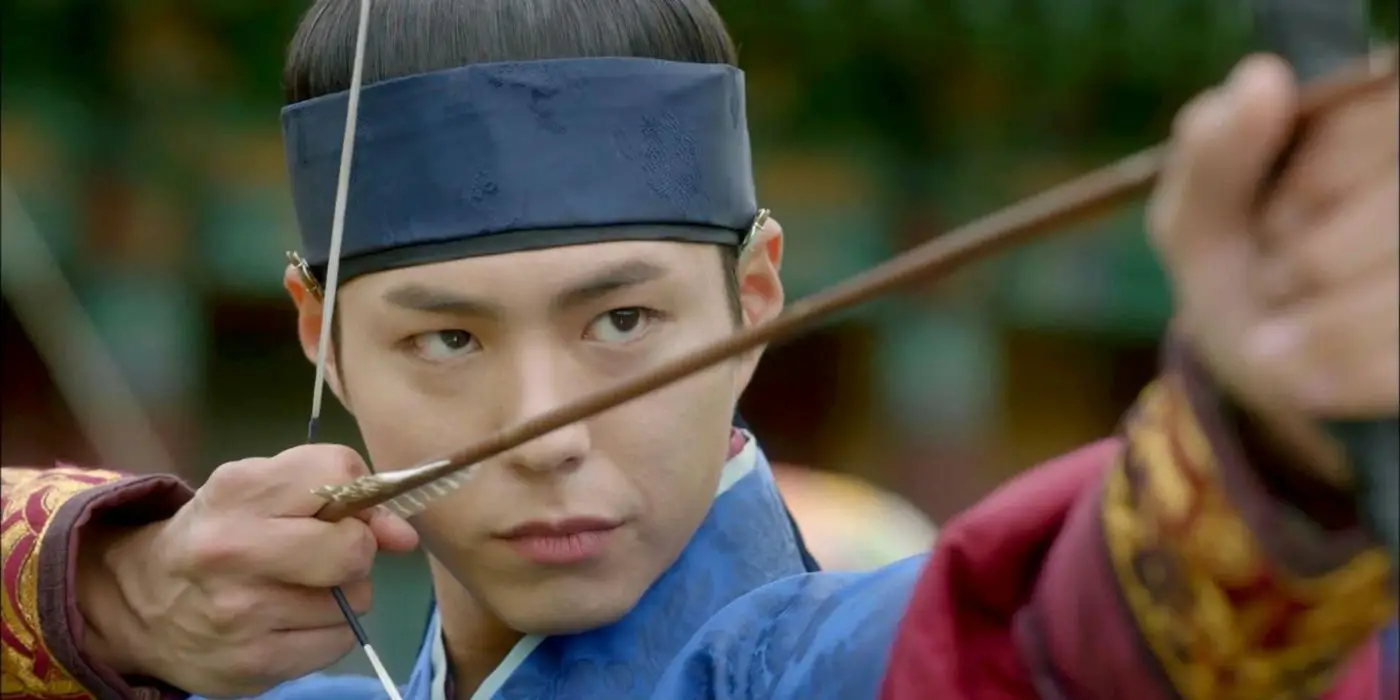 Lee Yeong (Park Bo-gum) apuntando una flecha con una expresión determinada en el K-Drama Love in the Moonlight