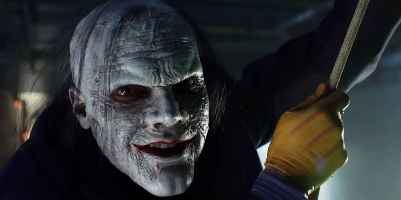 Cameron Monaghan como Jeremiah Valeska, sosteniendo una bata y sonriendo en Gotham