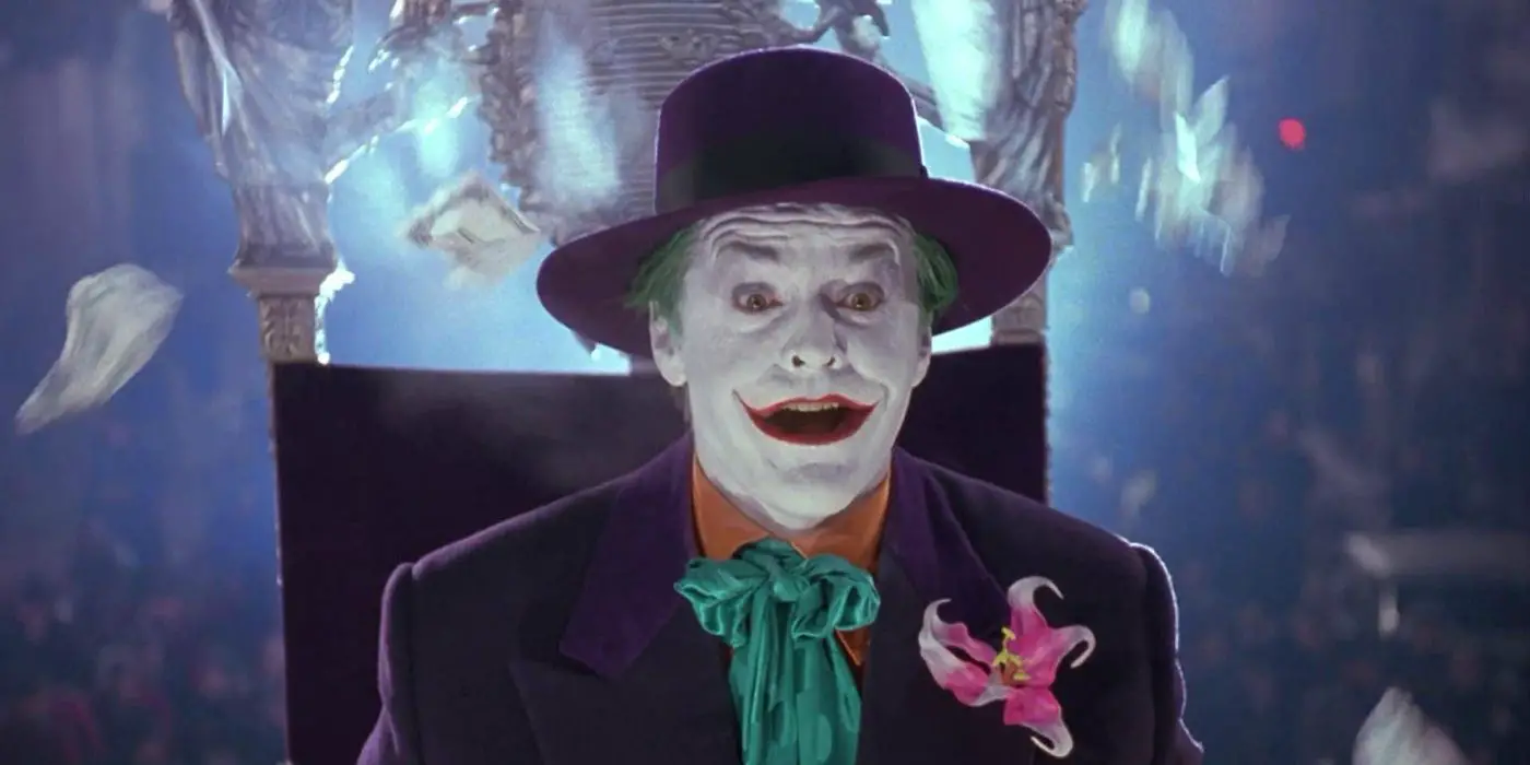 Jack Nicholson como el Joker, sentado en un trono en Batman de 1989