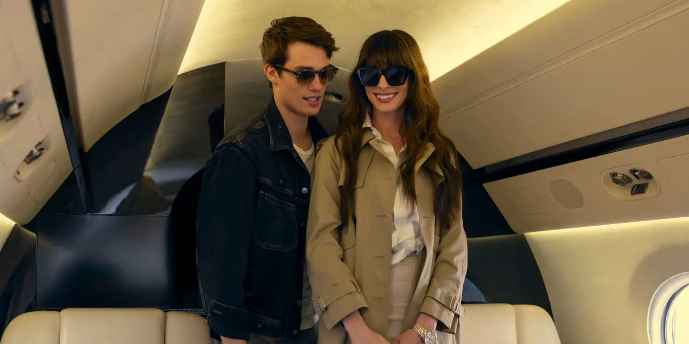Nicholas Galitzine y Anne Hathaway como Solène y Hayes en un avión privado con gafas de sol en The Idea of ​​You