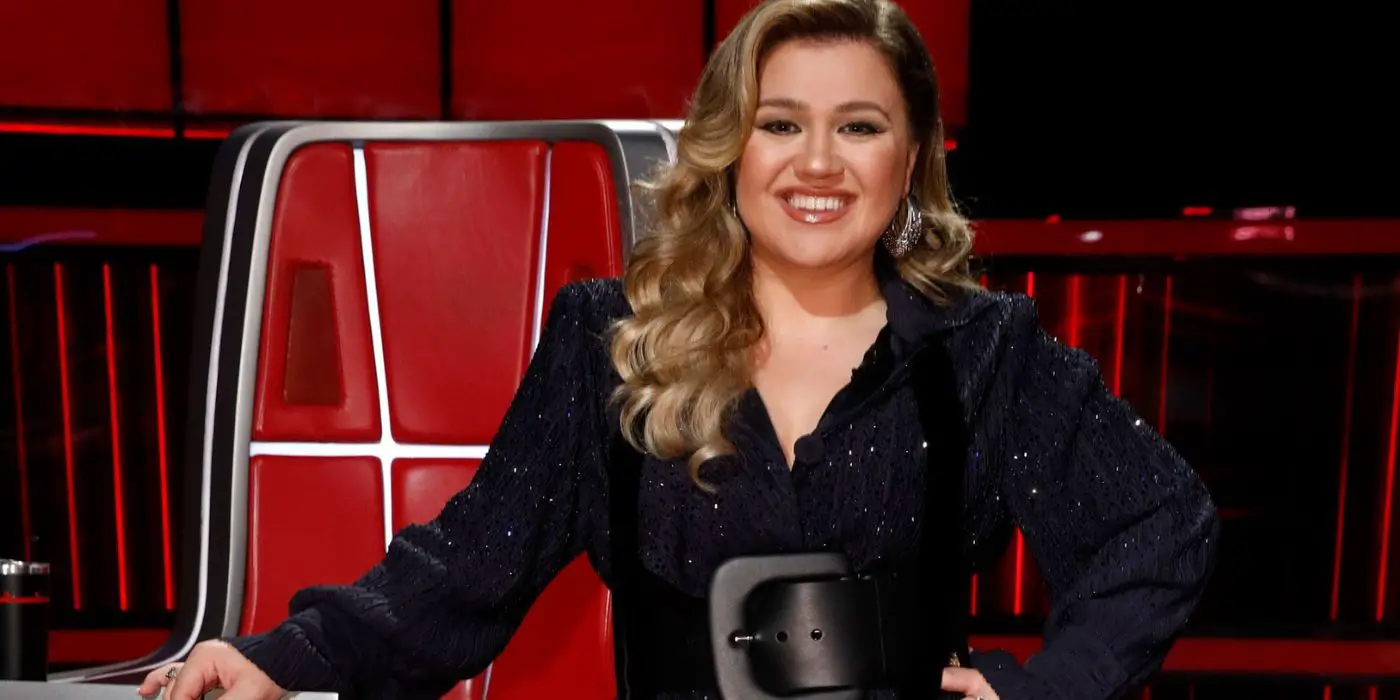 Kelly Clarkson en 'La Voz' sonriendo