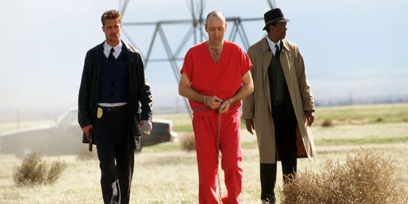 Brad Pitt como Mills, Kevin Spacey como John Doe y Morgan Freeman como Somerset en Seven de David Fincher