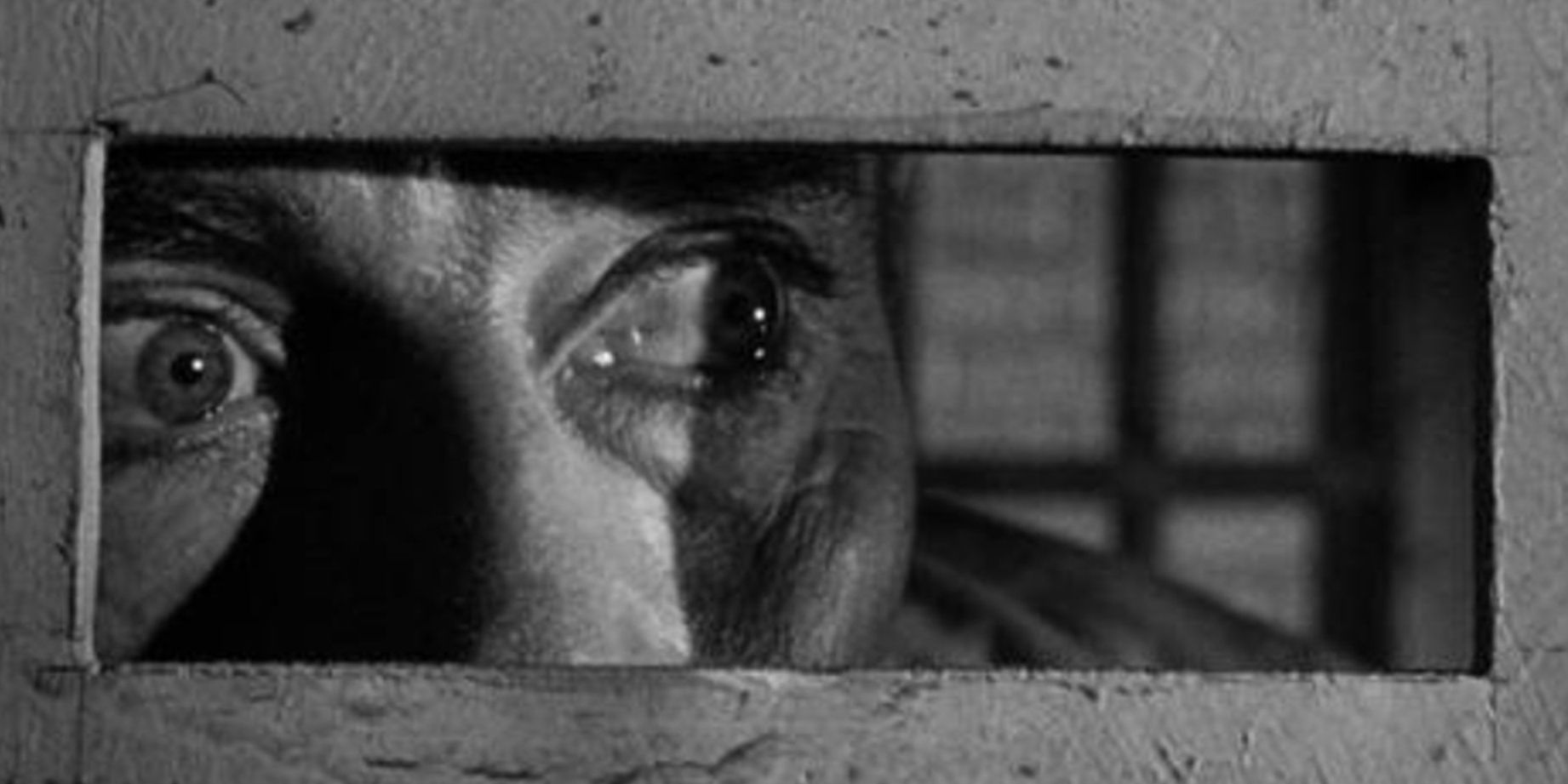 Henry Fonda como Manny, mirando a través de la puerta de una prisión en 'El hombre equivocado'