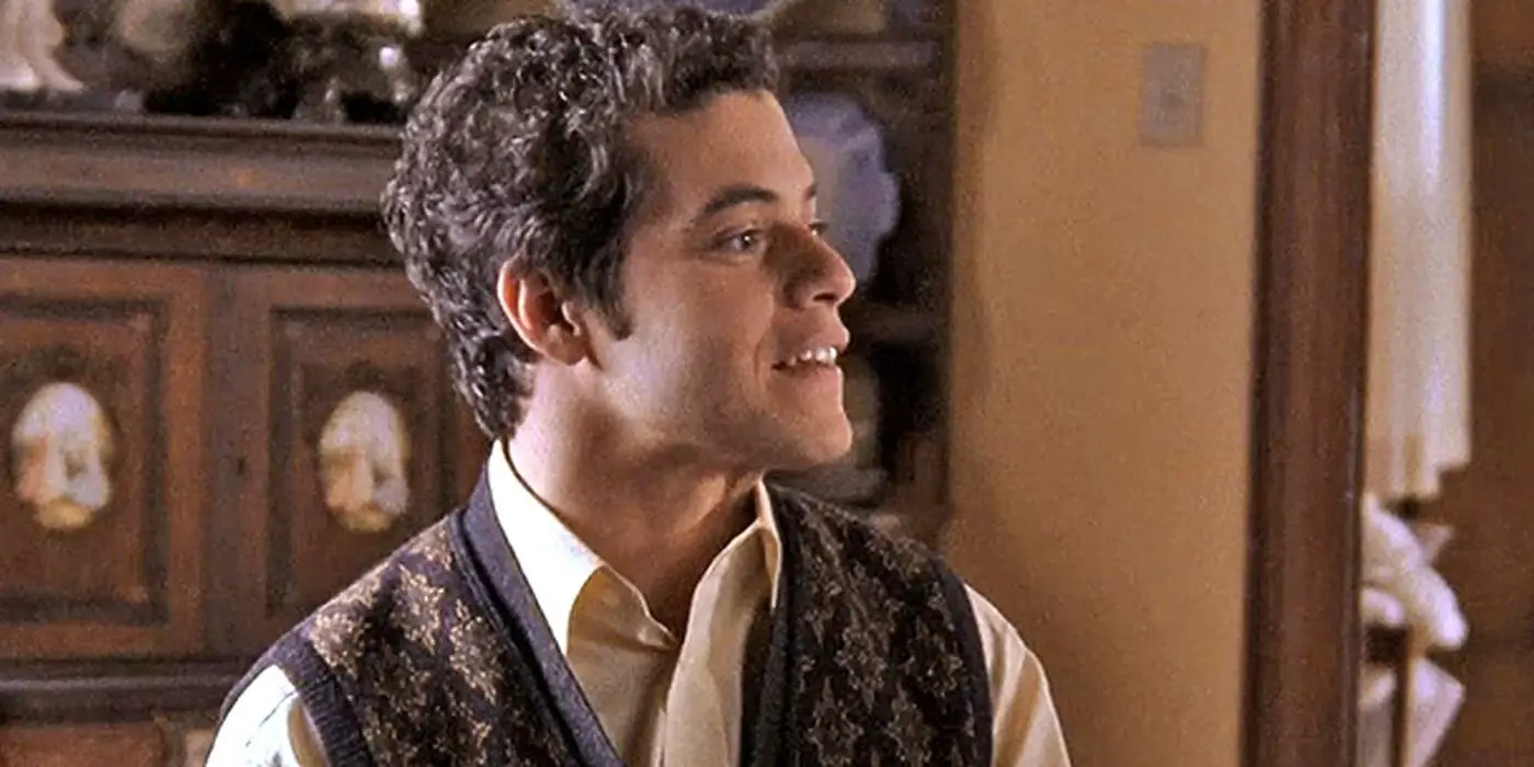Rami Malek como Andy, sonriendo y hablando sobre Gilmore Girls