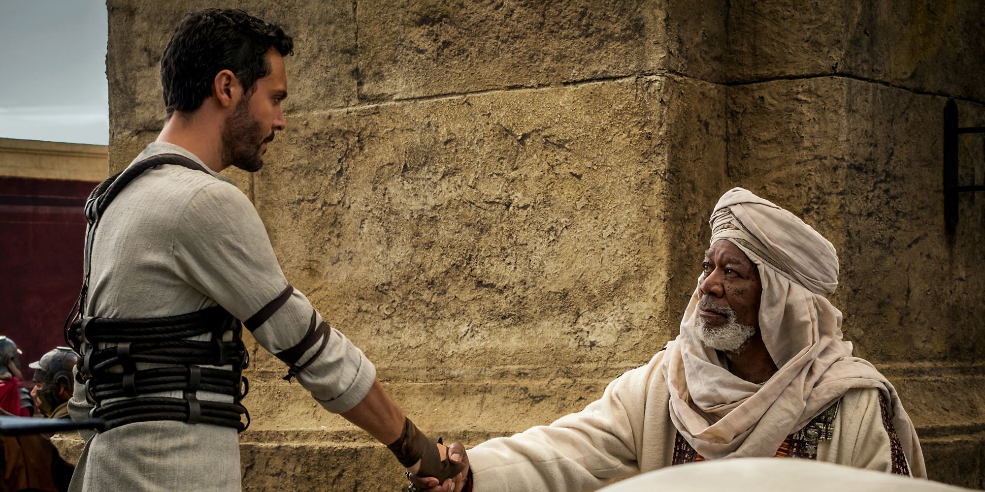 Jack Huston y Morgan Freeman se dan la mano en Ben-Hur