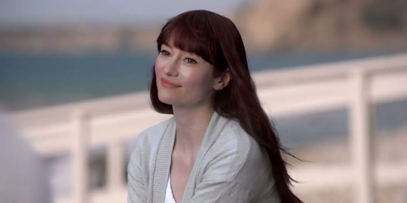Chyler Leigh como Lexie Grey, en la playa sonriendo a Meredith en la temporada 17 de Grey's Anatomy