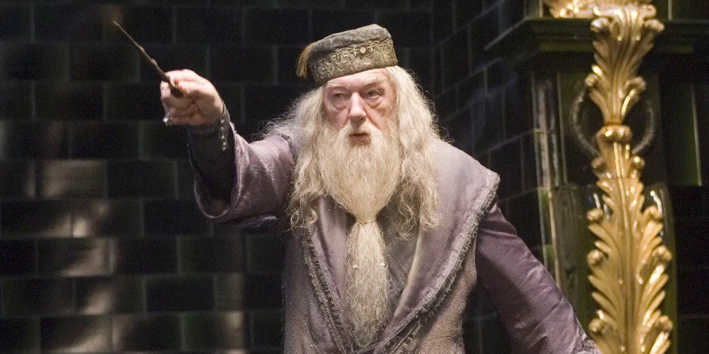 Albus Dumbledore (Michael Gambon) apuntando con su varita en Harry Potter