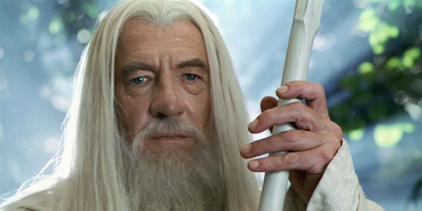 Gandalf el Blanco mirando hacia adelante mientras sostiene su bastón en El Señor de los Anillos Las Dos Torres