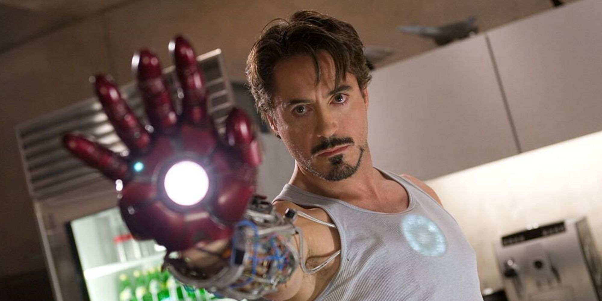 Tony Stark (Robert Downey Jr.) apunta con un repulsor en 'Iron Man' (2008)