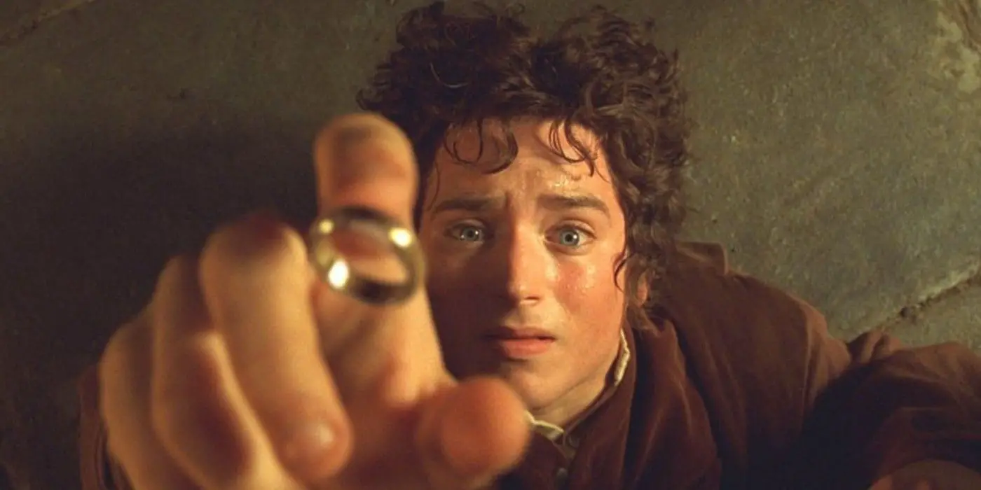 Elijah Wood como Frodo atrapando el anillo