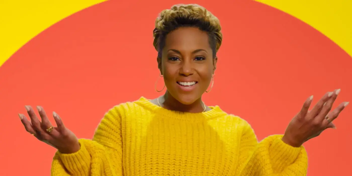 Caress, concursante de la temporada 6 de Circle, luce un suéter amarillo.
