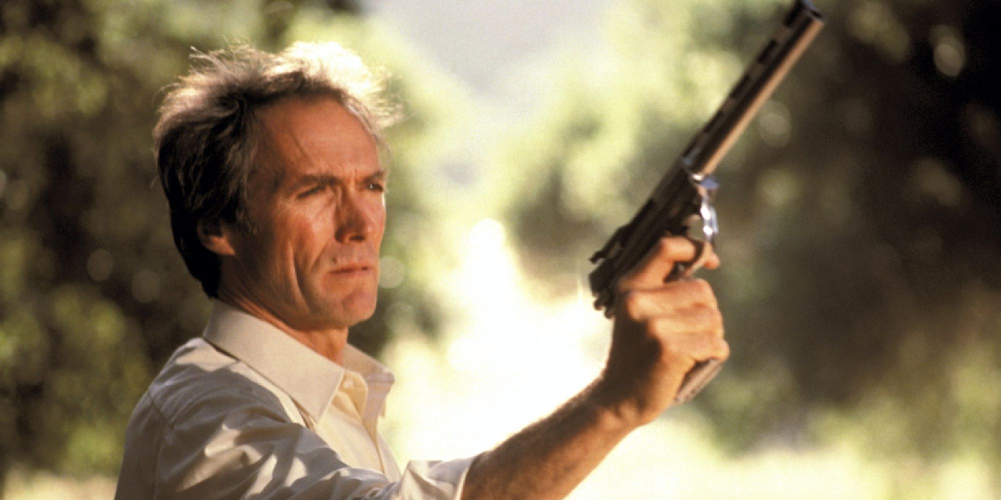 Clint Eastwood como Harry Callahan apuntando con un arma en Sudden Impact - 1983