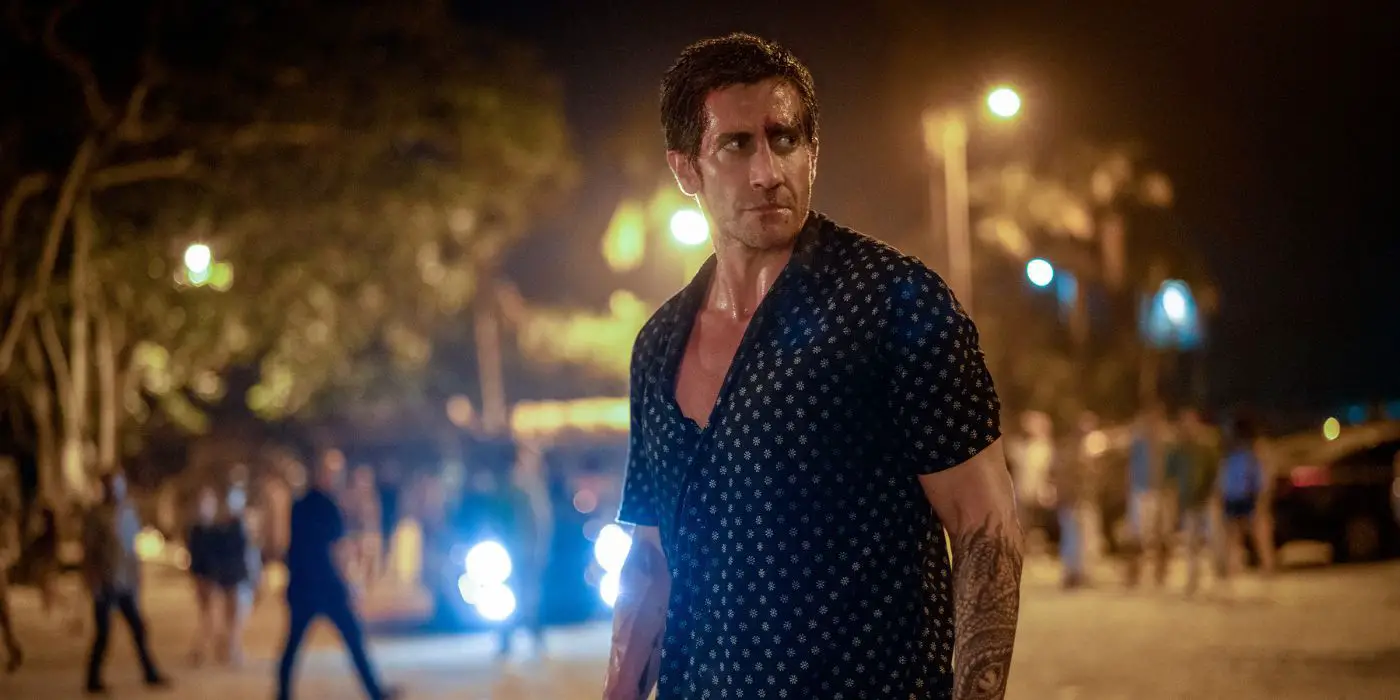 Jake Gyllenhaal como Elwood Dalton, sudando, con la camisa medio desabrochada, en Road House