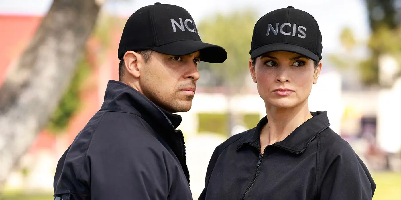 Wilmer Valderrama como Nicholas “Nick” Torres y Katrina Law como Jessica Knight afuera con sus uniformes en NCIS