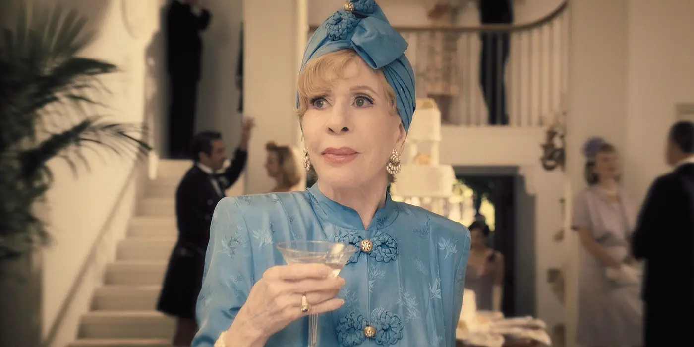 Carol Burnett como Norma Dellacorte sosteniendo un cóctel en Palm Royale de Apple TV+