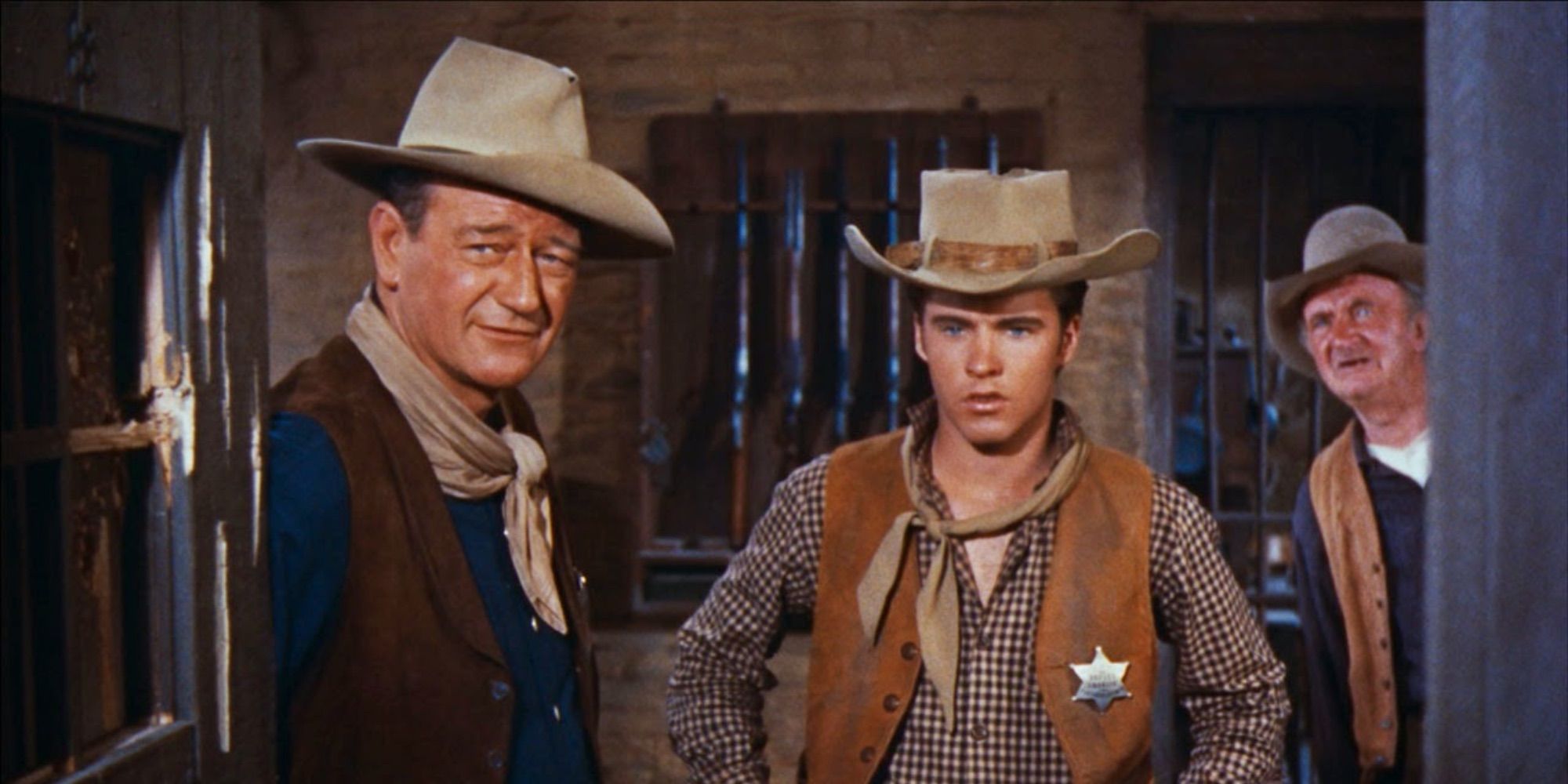 John Wayne como el sheriff John T. Chance y Ricky Nelson como Colorado Ryan en una cárcel de Río Bravo.