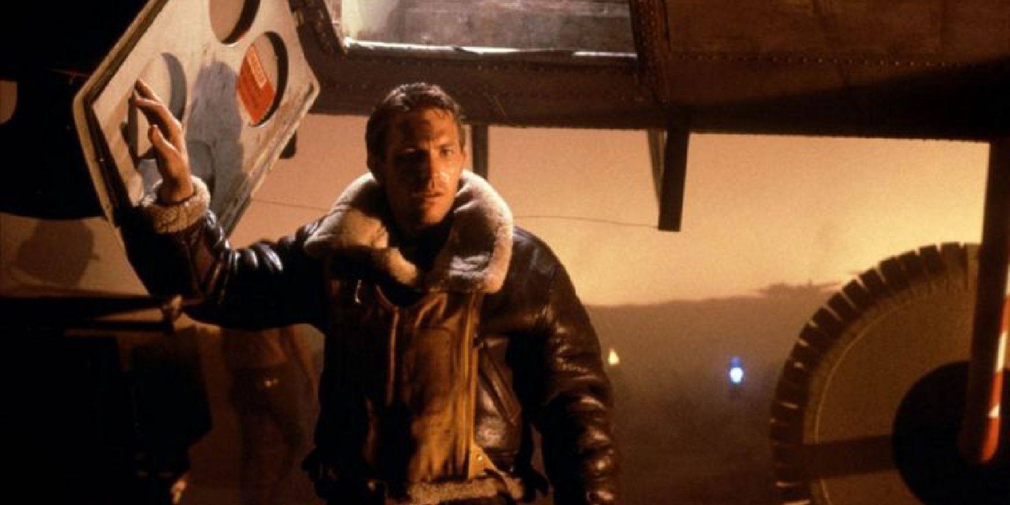 Kevin Costner como el Capitán, saliendo de un avión en el episodio de Amazing Stories, The Mission.