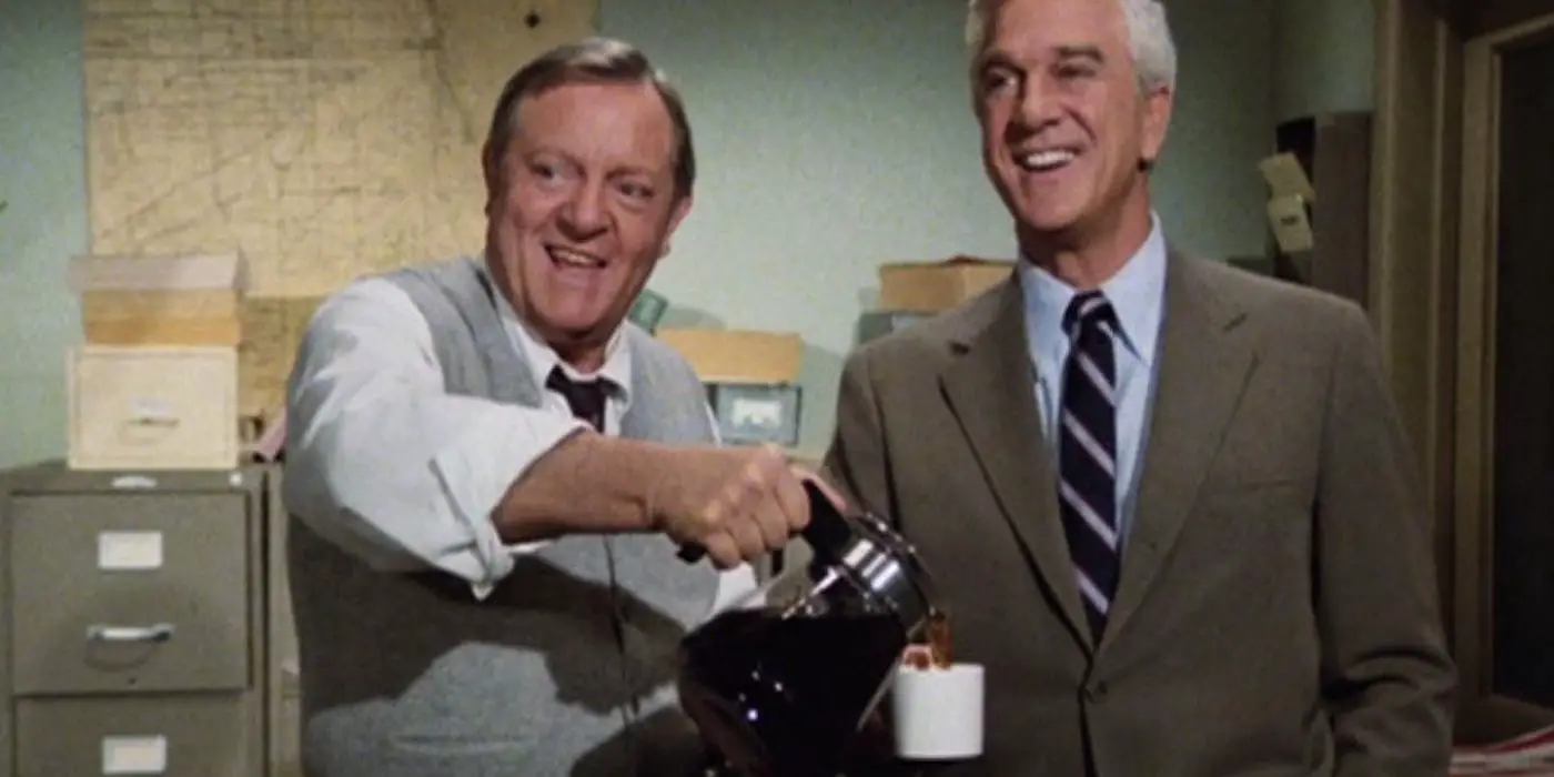 Ed Hocken (Alan North) le sirve a Frank Drebin (Leslie Nielsen) una interminable taza de café en 'Police Squad!'