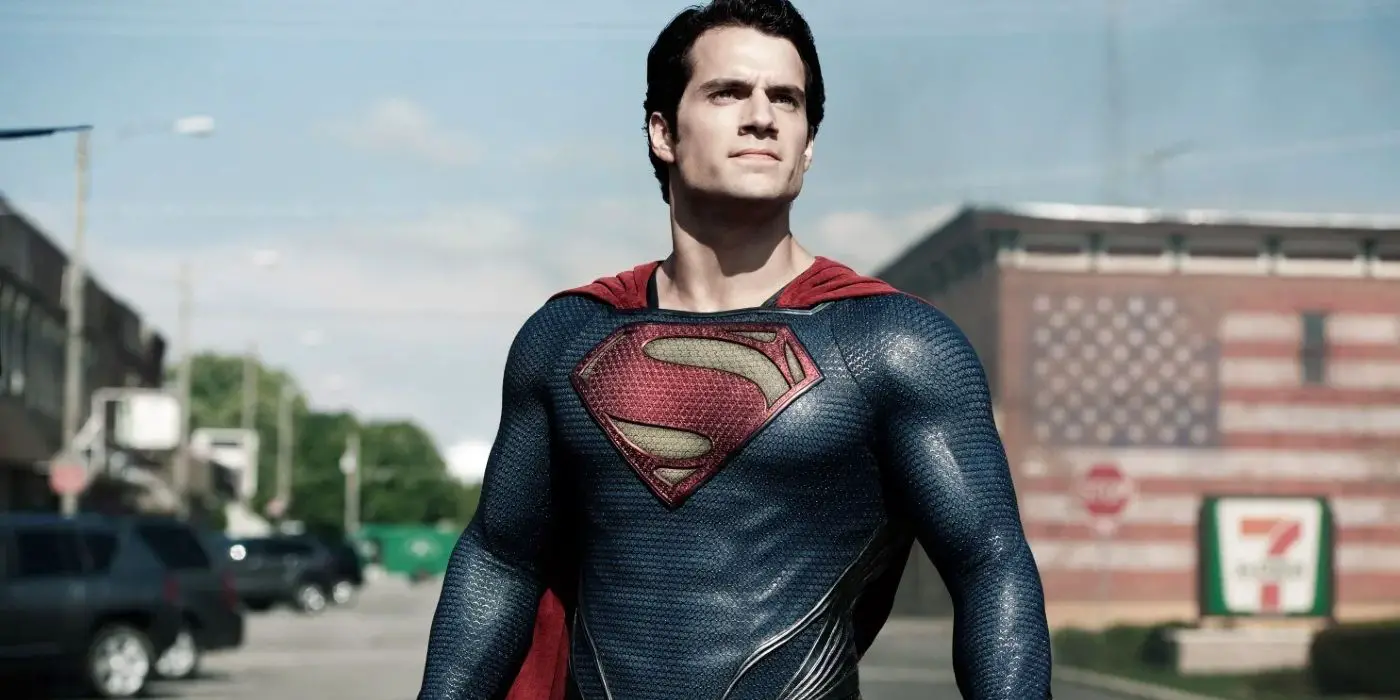 Henry Cavill como Superman disfrazado de pie en una calle de la ciudad en Man of Steel