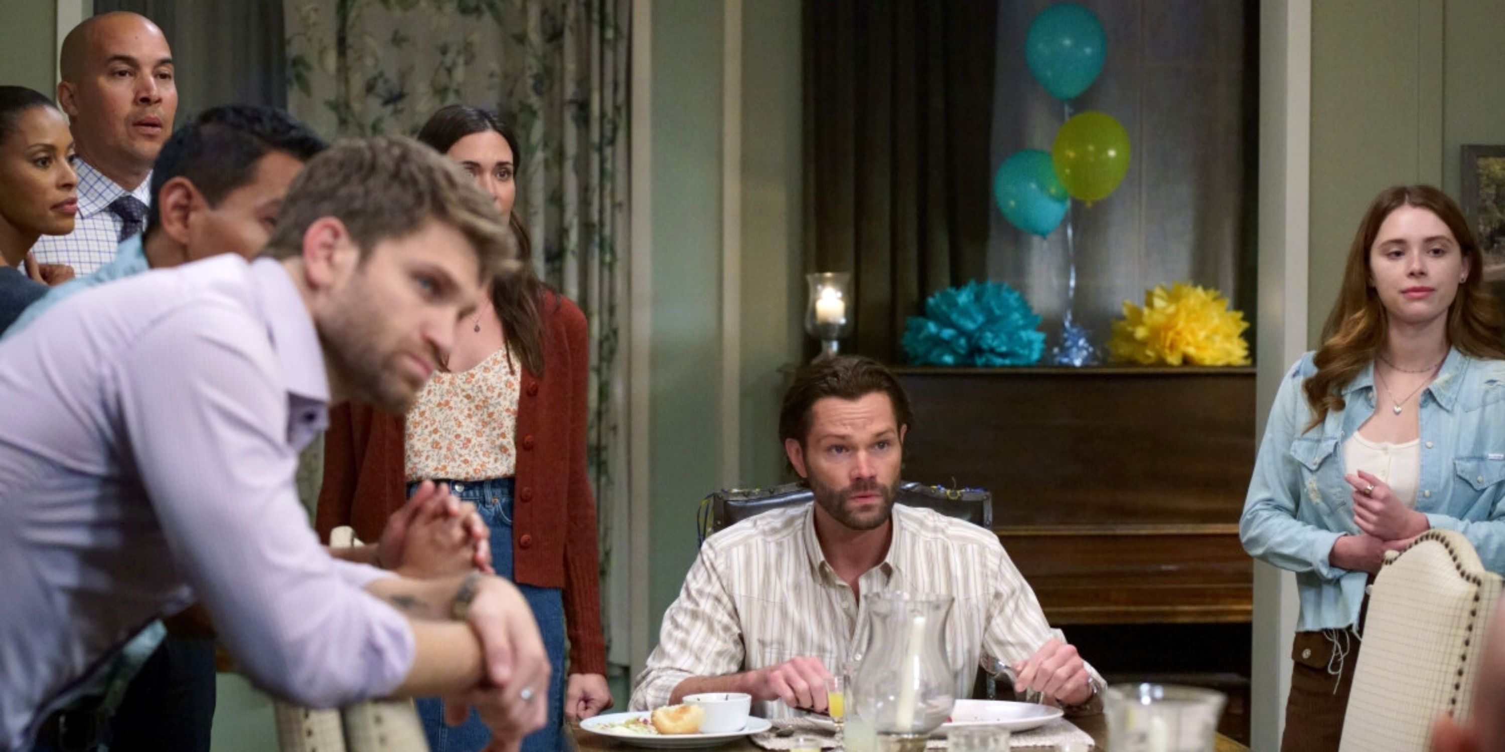 Jared Padalecki como Cordell Walker en su cena de cumpleaños en la temporada 4 de Walker
