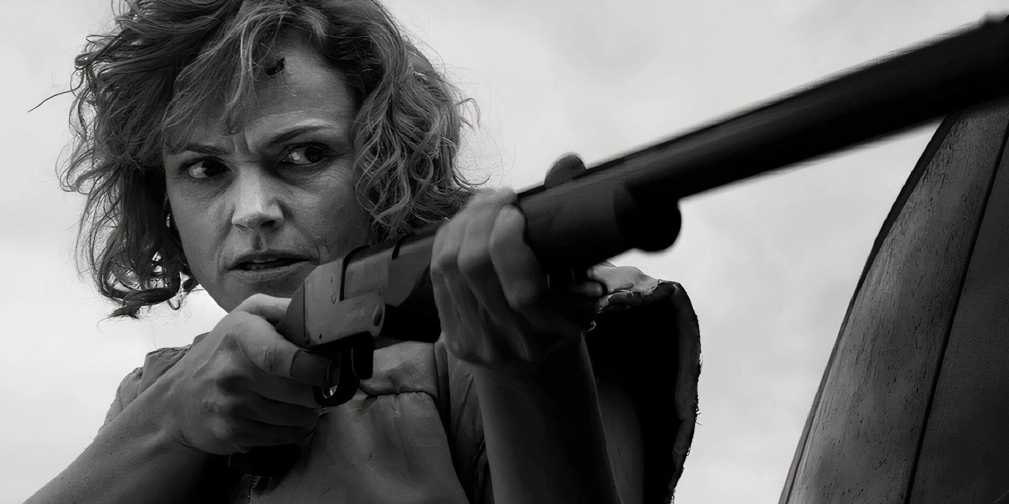 Maxine Peake como Bella sosteniendo una pistola en Metalhead de Black Mirror.