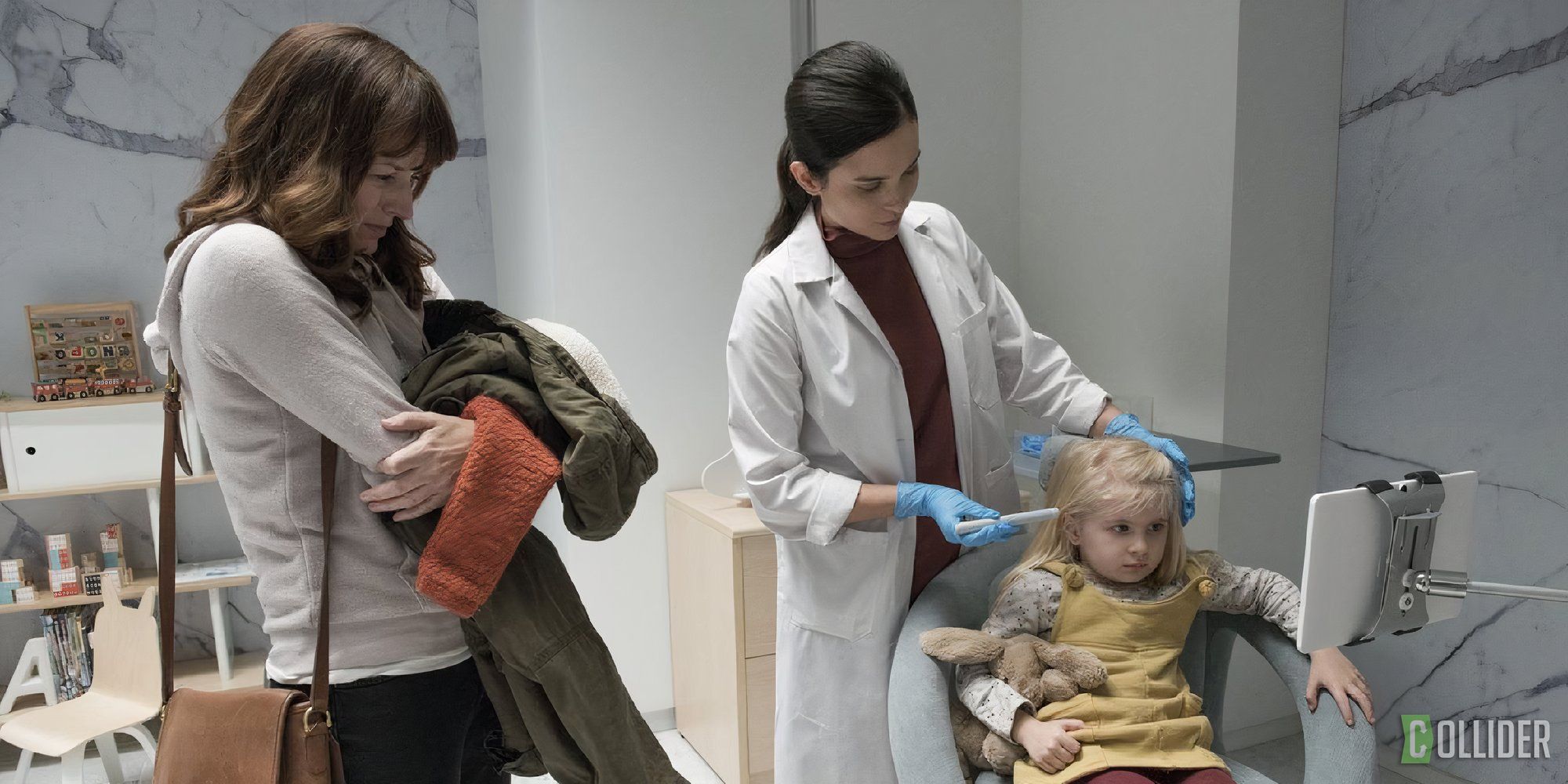 Una niña examinada por una enfermera en Arkangel de Black Mirror.
