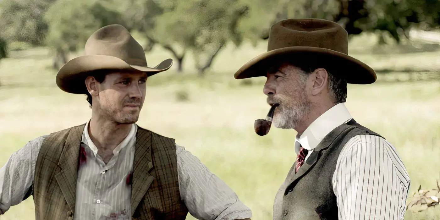 Henrey Garrett y Pierce Brosnan como Pete y Eli McCullough parados afuera con sombreros de vaquero en 'The Son'