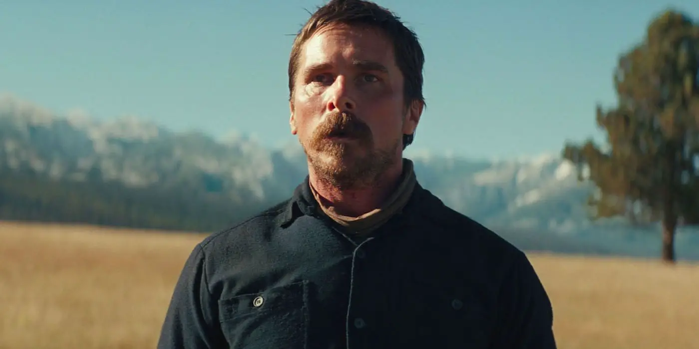 Christian Bale como el capitán Joseph J. Blocker mirando a lo lejos en Hostiles (2017)