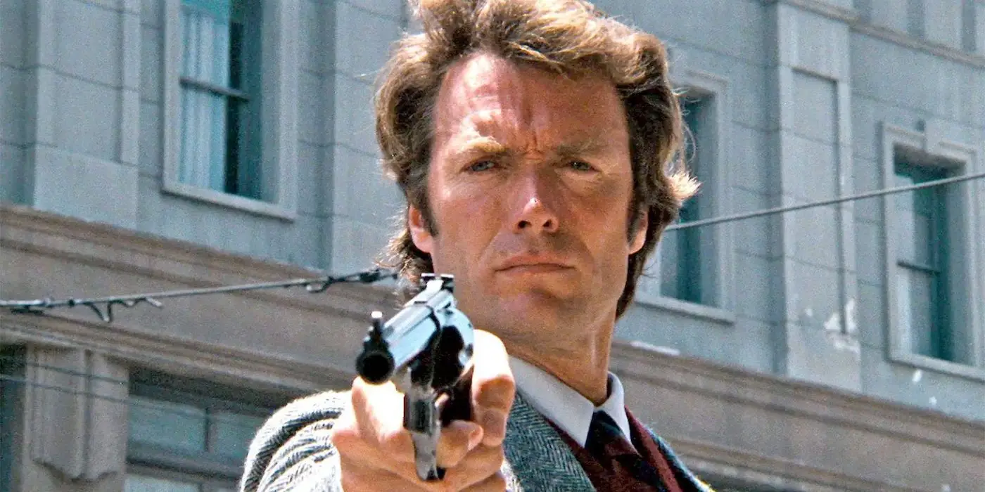 Clint Eastwood como Harry el Sucio apuntando con un arma en Harry el Sucio (1971)