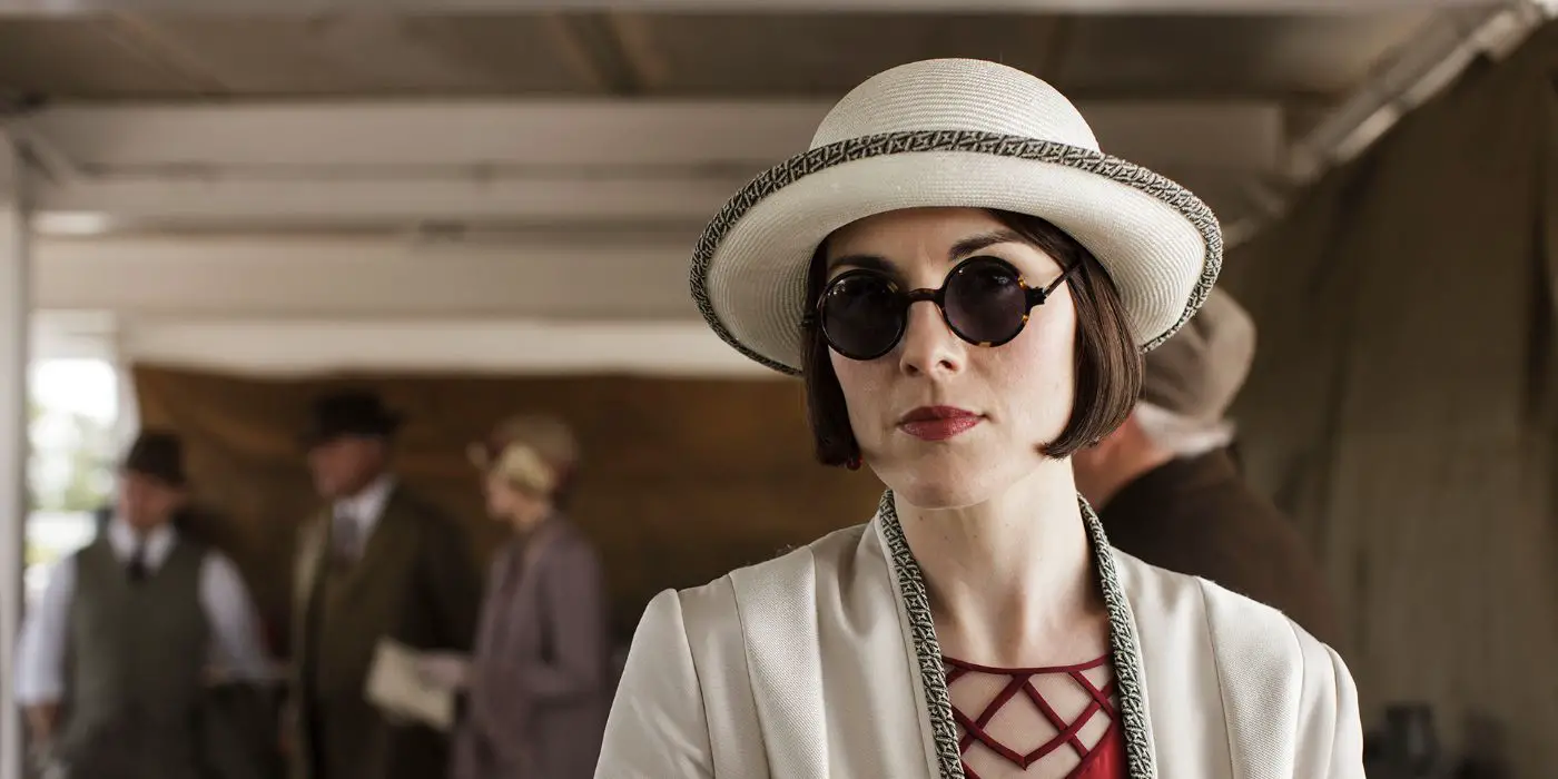 Mary, interpretada por Michelle Dockery, vestida de blanco en una carrera en 'Downton Abbey'.