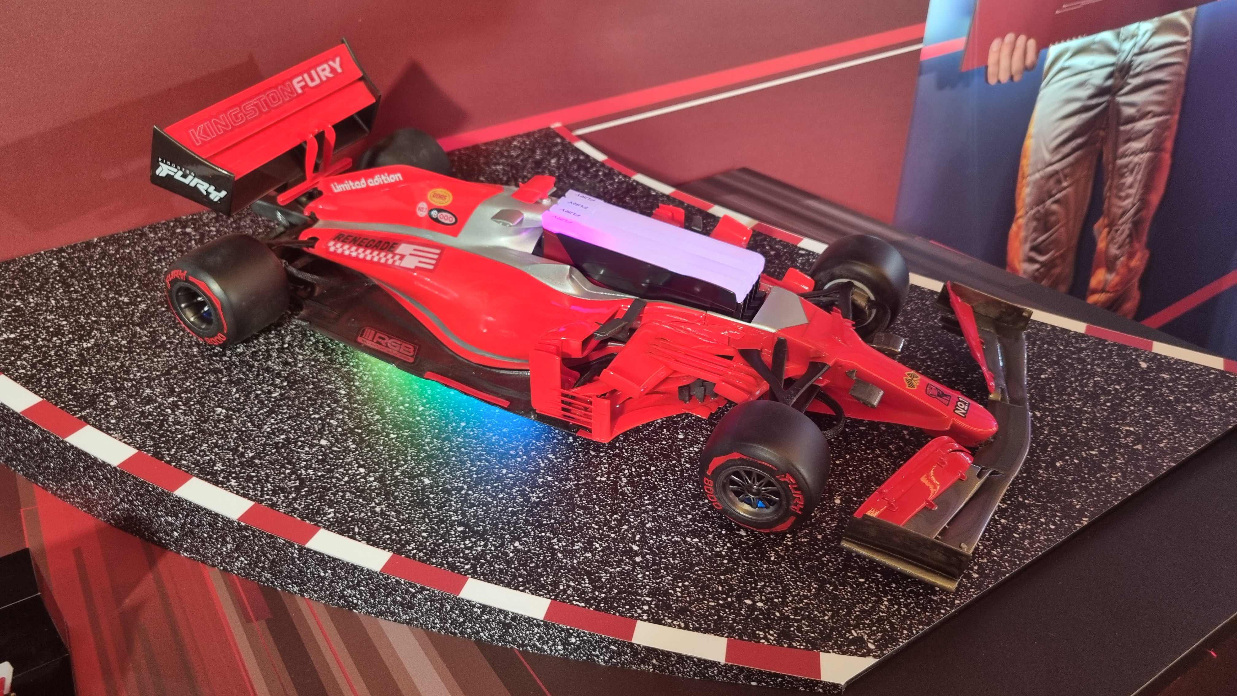 Un modelo de coche de F1 con memoria RAM Kingston RGB