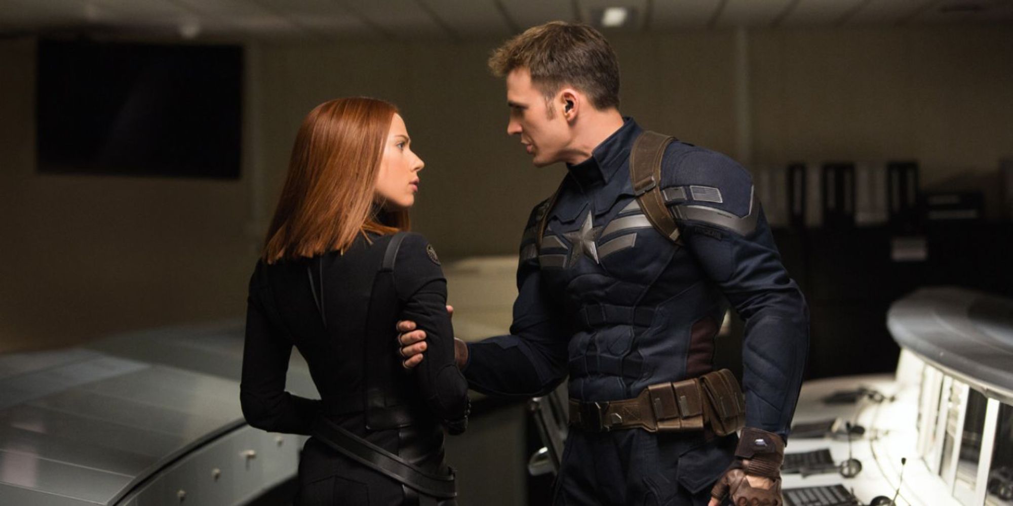 Capitán América sosteniendo a Black Widow por el brazo en Captain America: The Winter Soldier