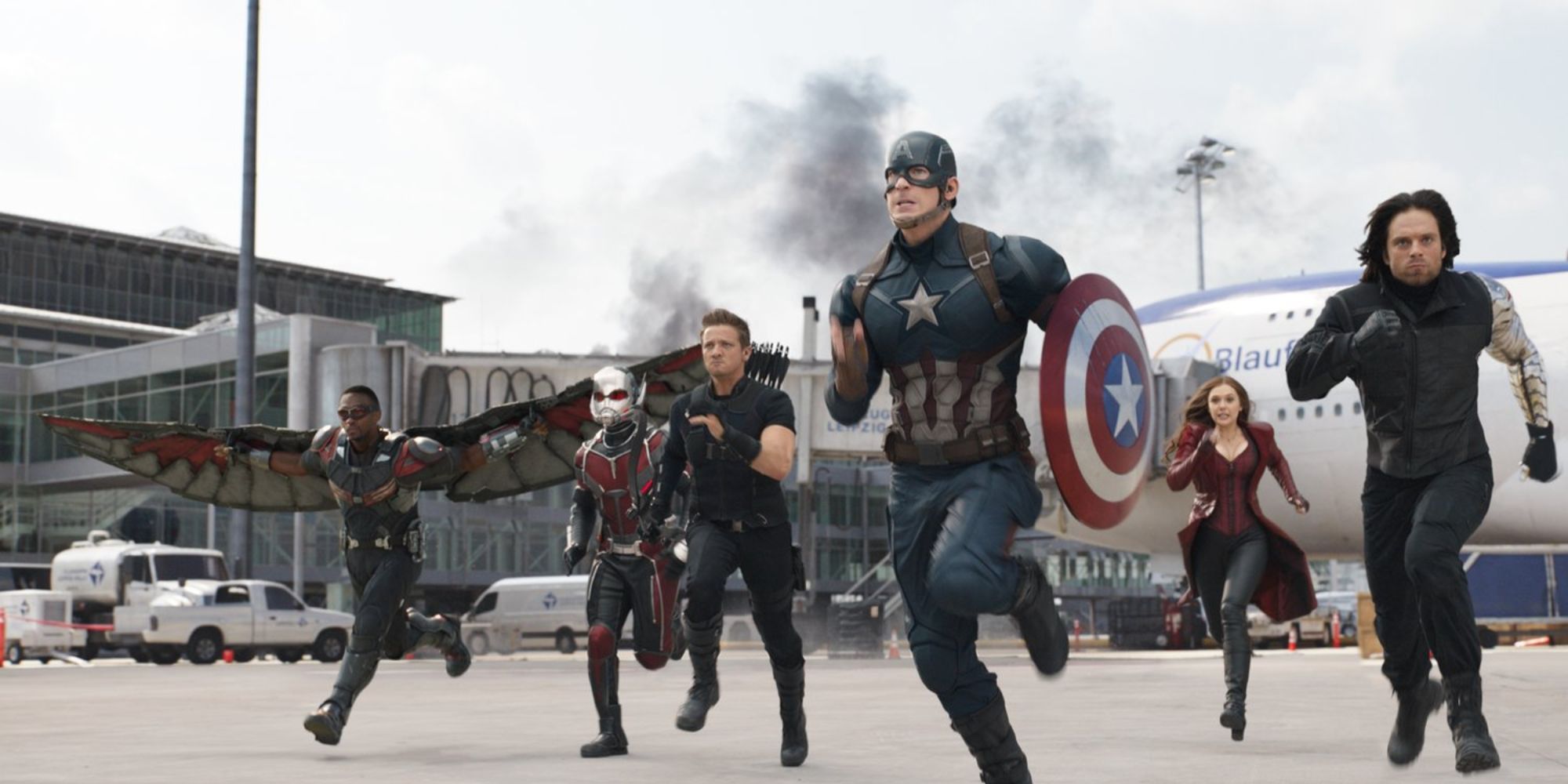 Capitán América (Chris Evans) y su equipo corriendo hacia la batalla en Capitán América-Civil War