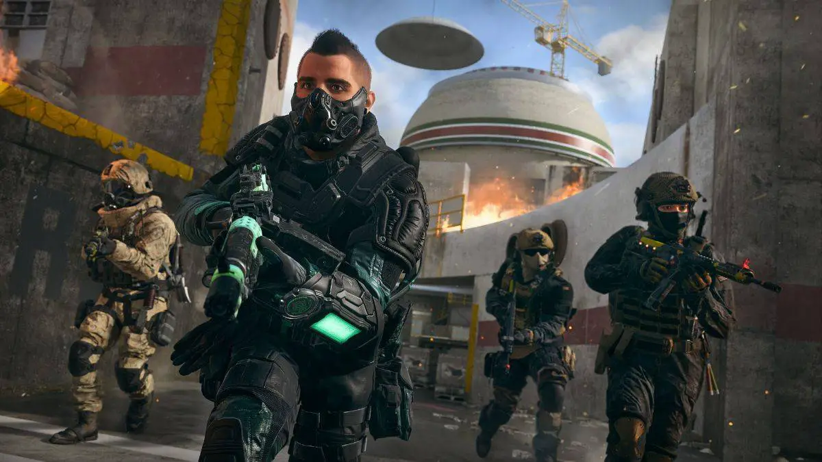 Un escuadrón de jugadores se mueve por el campo de batalla entre explosiones en Call of Duty: Warzone