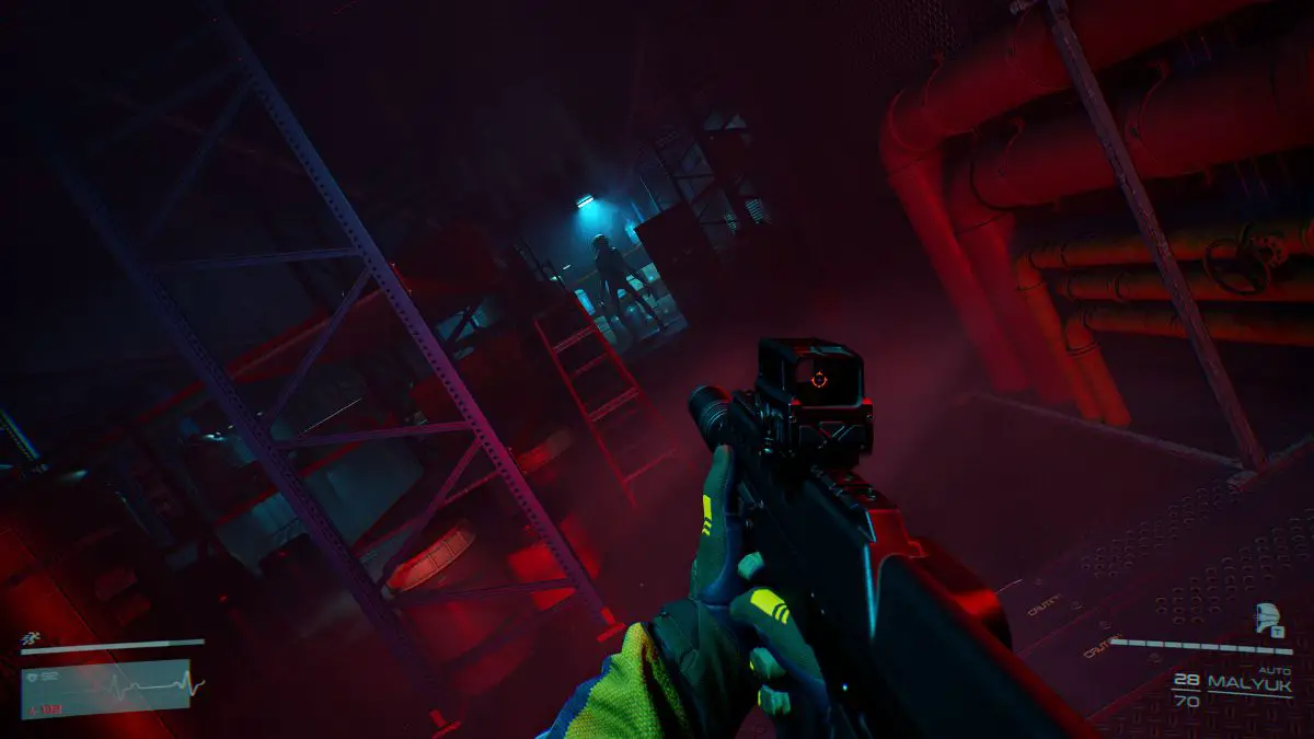 Un jugador apunta con su rifle a un monstruo NPC en Nivel Cero: Extracción