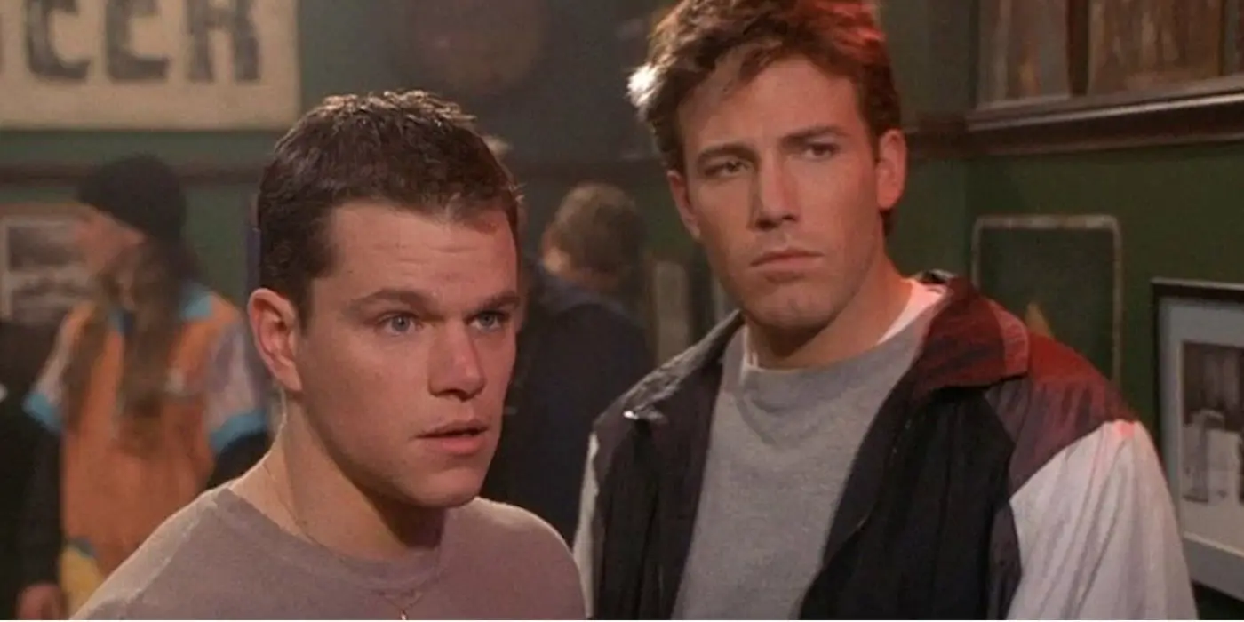 Matt Damon como Will Hunting y Ben Affleck como Chuckie Sullivan parados juntos en un bar en Good Will Hunting