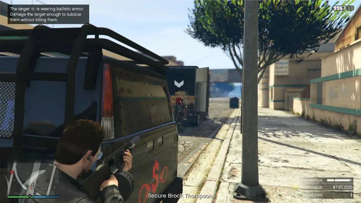 Jugador de GTA Online se esconde detrás de una camioneta y ataca a Brock Thompson de manera segura. 