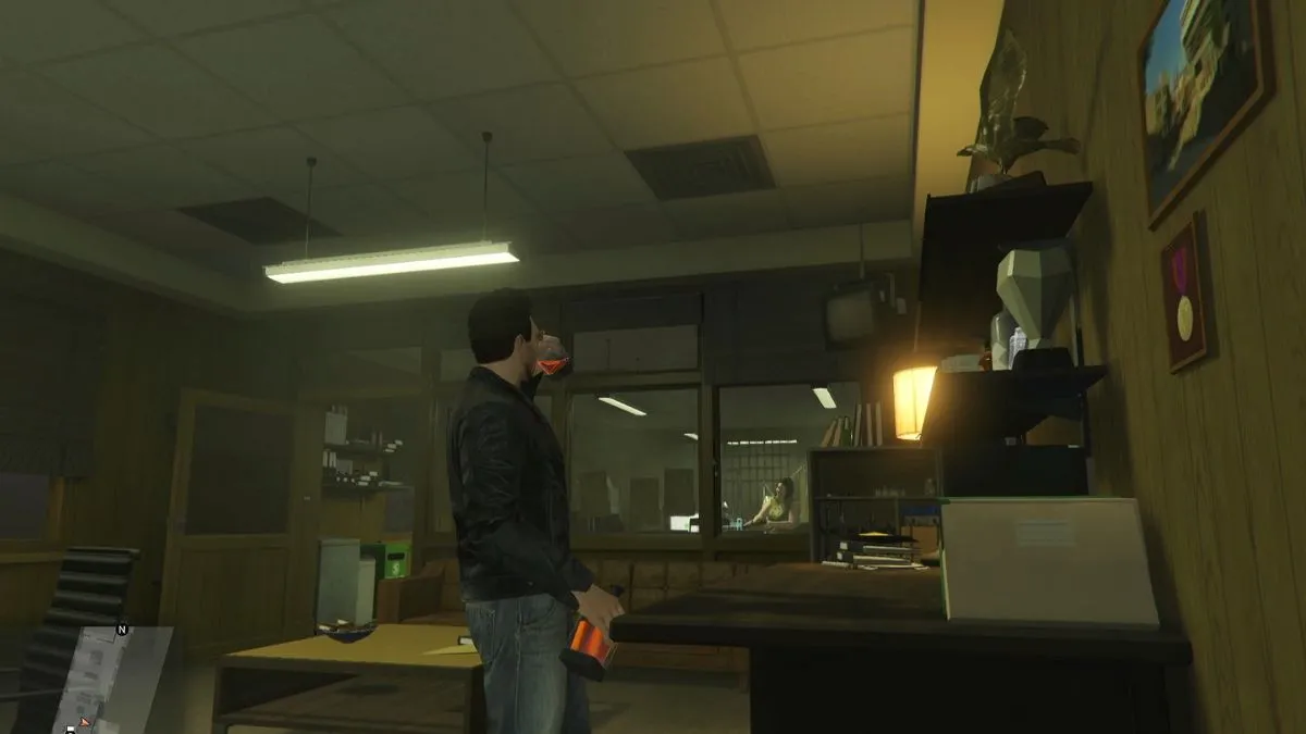 Jugador de GTA Online tomando una copa en la oficina de fianzas.