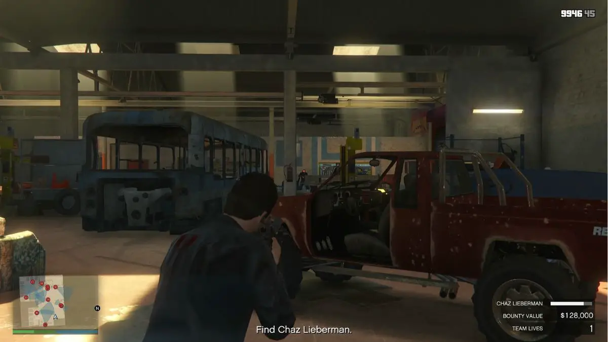 Un almacén lleno de enemigos de la misión de recompensa Chaz Lieberman en GTA Online.