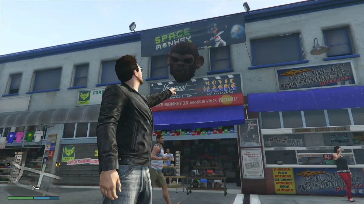 El personaje de GTA Online señala la tienda donde los personajes pueden comprar máscaras en GTA V y GTA Online.