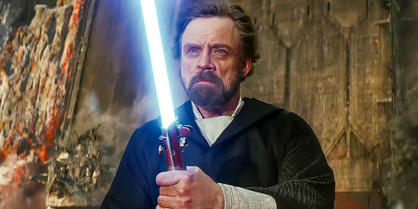 Luke Skywalker sosteniendo su sable láser azul en Star Wars: Los últimos Jedi
