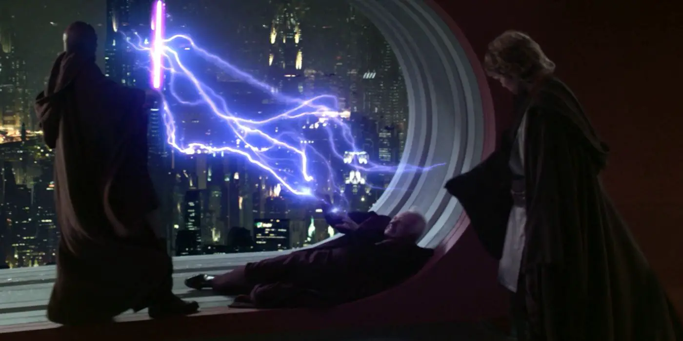 El emperador Palpatine dispara un rayo a la maza Windu mientras Anakin observa en La venganza de los Sith