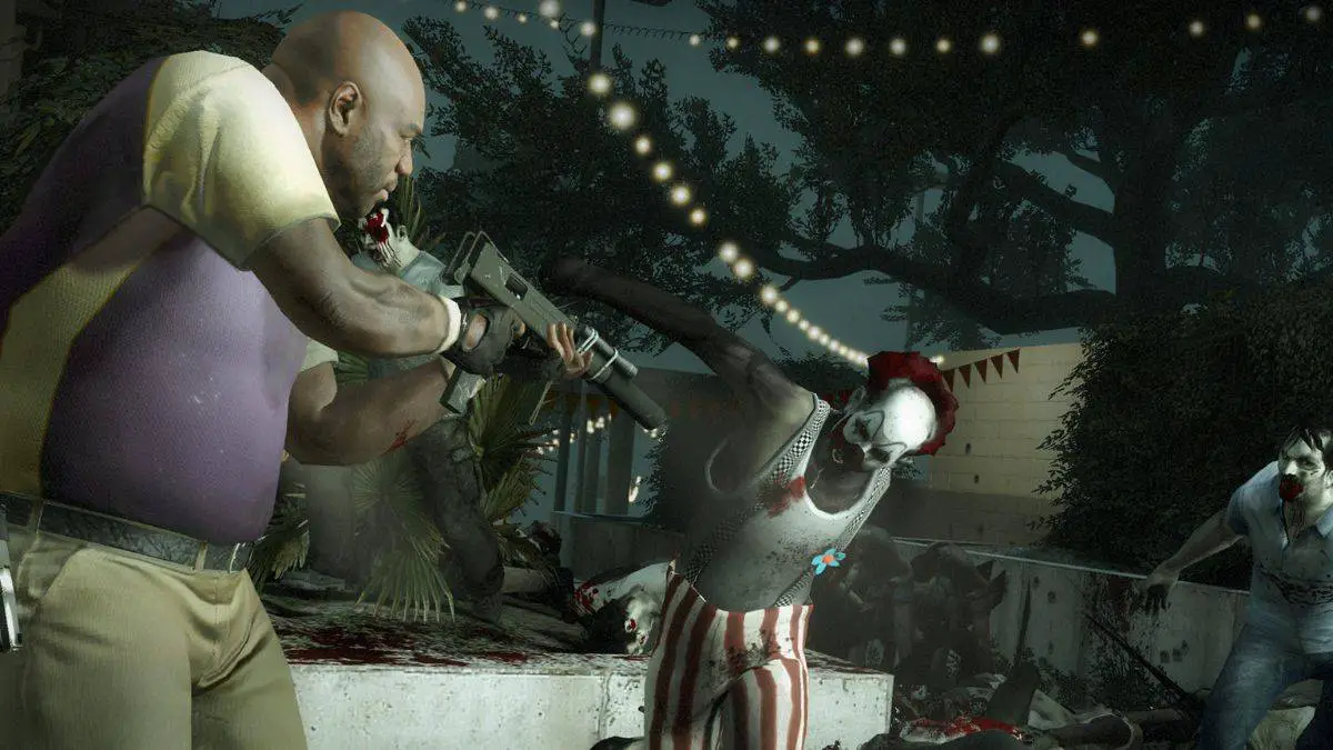 Un jugador dispara a un zombi payaso en Left 4 Dead 2.
